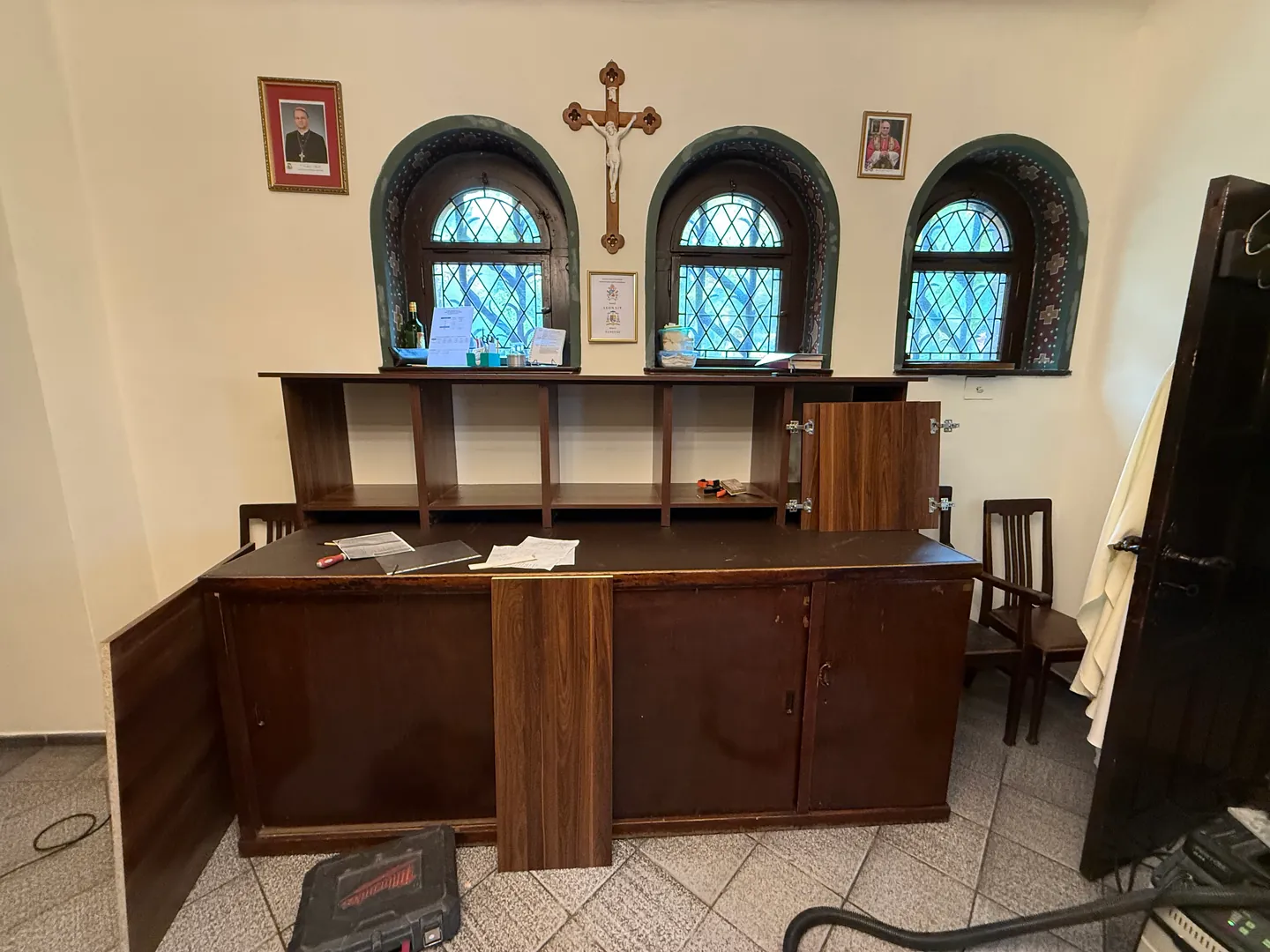 Nowa szafa na szaty liturgiczne i nowy design naszej zakrystii - 20 października 2025 r.