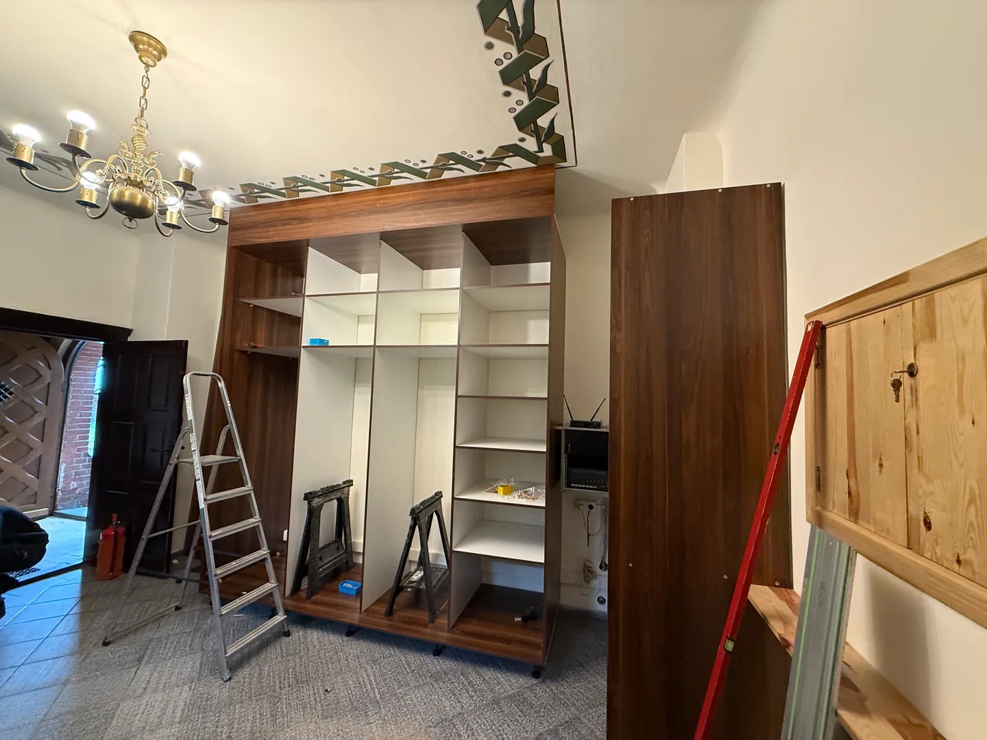 Nowa szafa na szaty liturgiczne i nowy design naszej zakrystii - 20 października 2025 r.