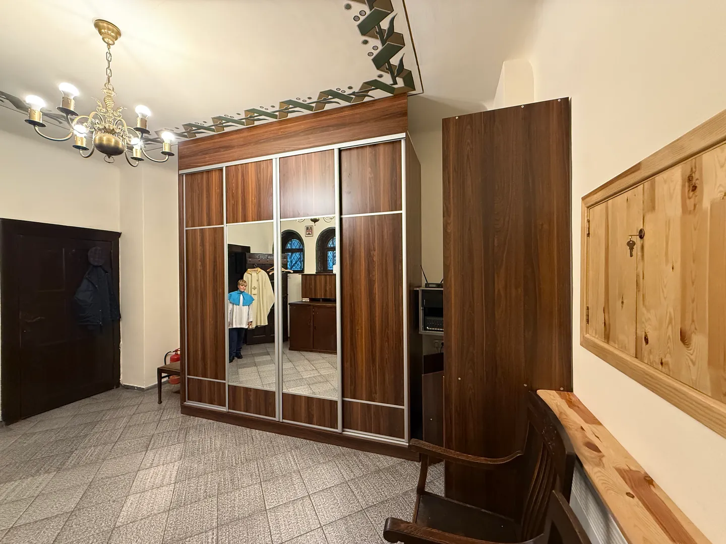 Nowa szafa na szaty liturgiczne i nowy design naszej zakrystii - 20 października 2025 r.