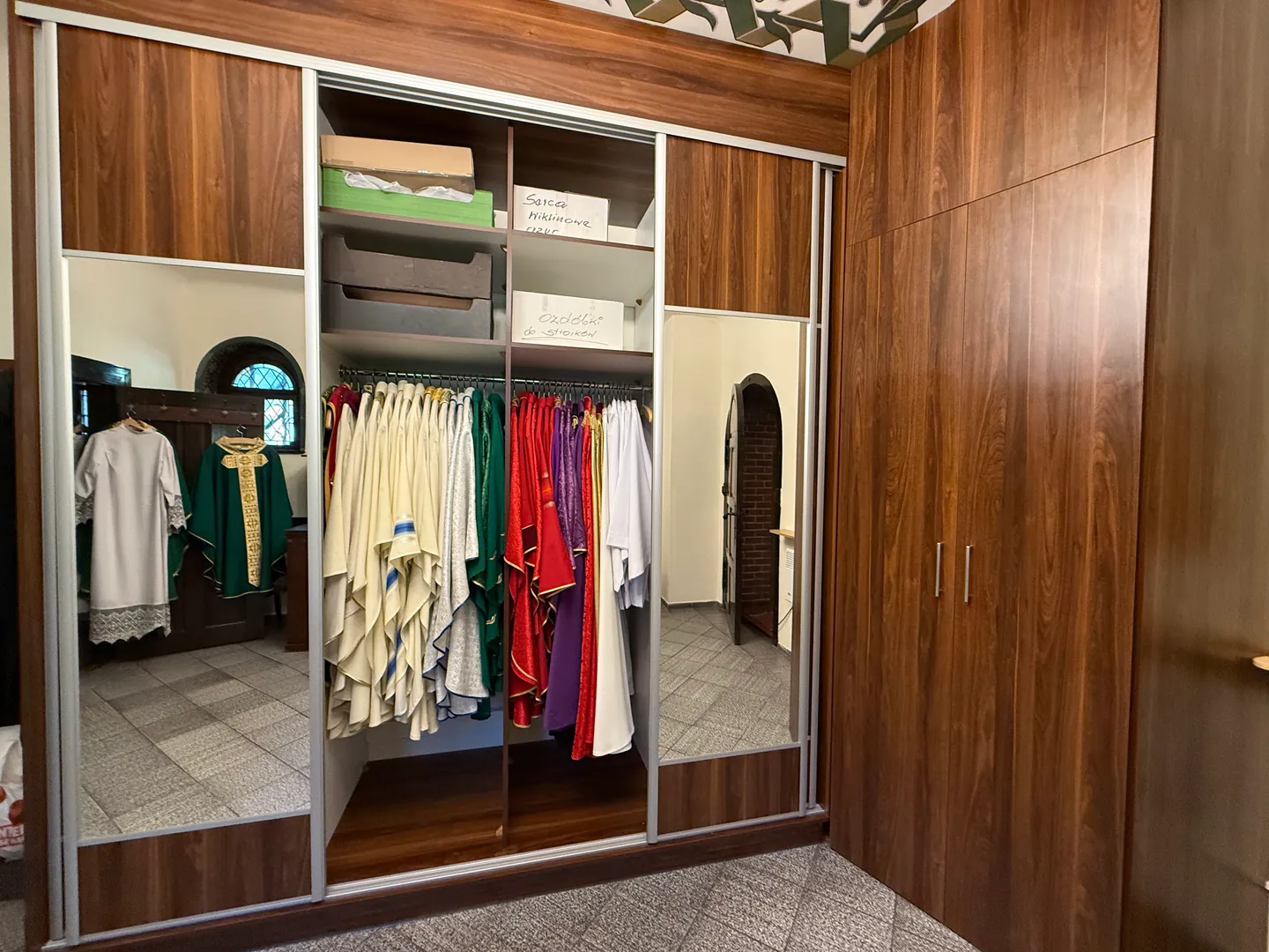 Nowa szafa na szaty liturgiczne i nowy design naszej zakrystii - 20 października 2025 r.